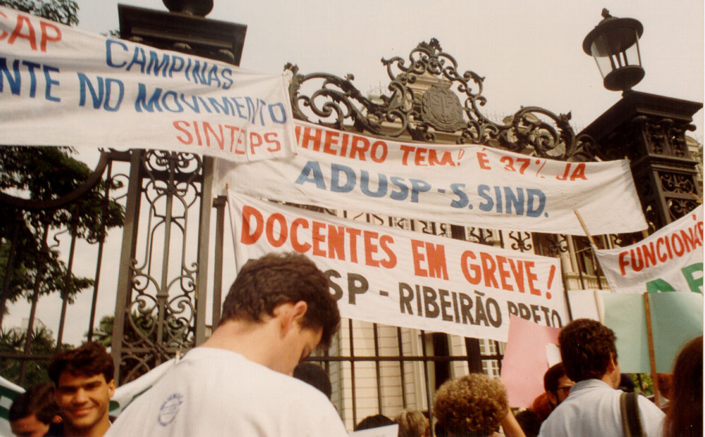 1994: O recém criado Sinteps participa de movimento conjunto com as universidades estaduais por reajuste salarial
