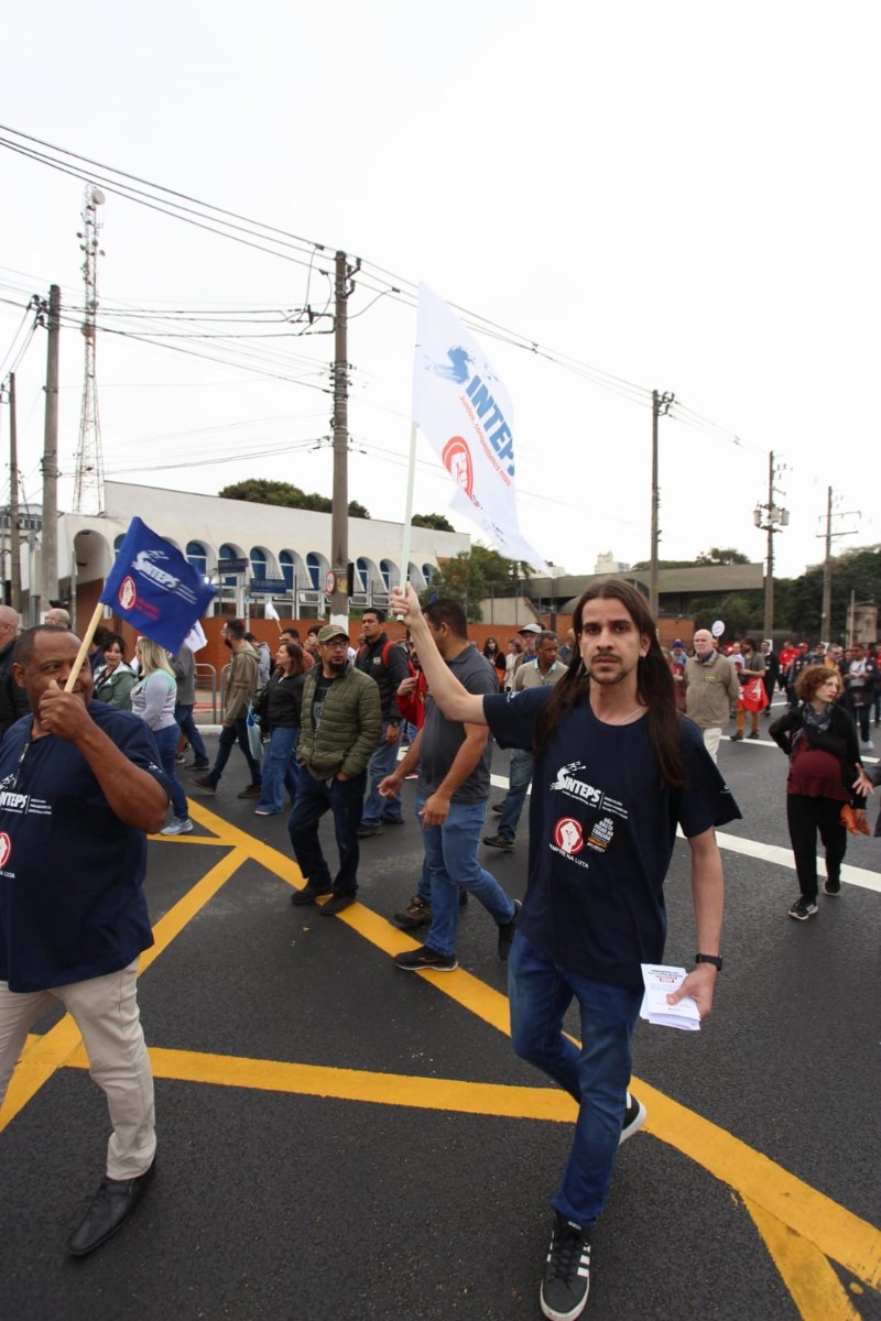 Greve começa forte