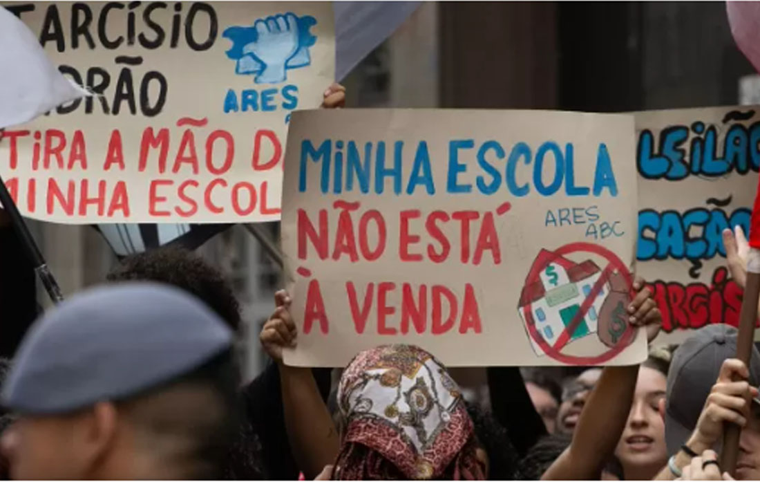 Um dia depois de ‘parabenizar’ pelo dia do servidor, Tarcísio privatiza escolas e segue mudo sobre o nosso bônus
